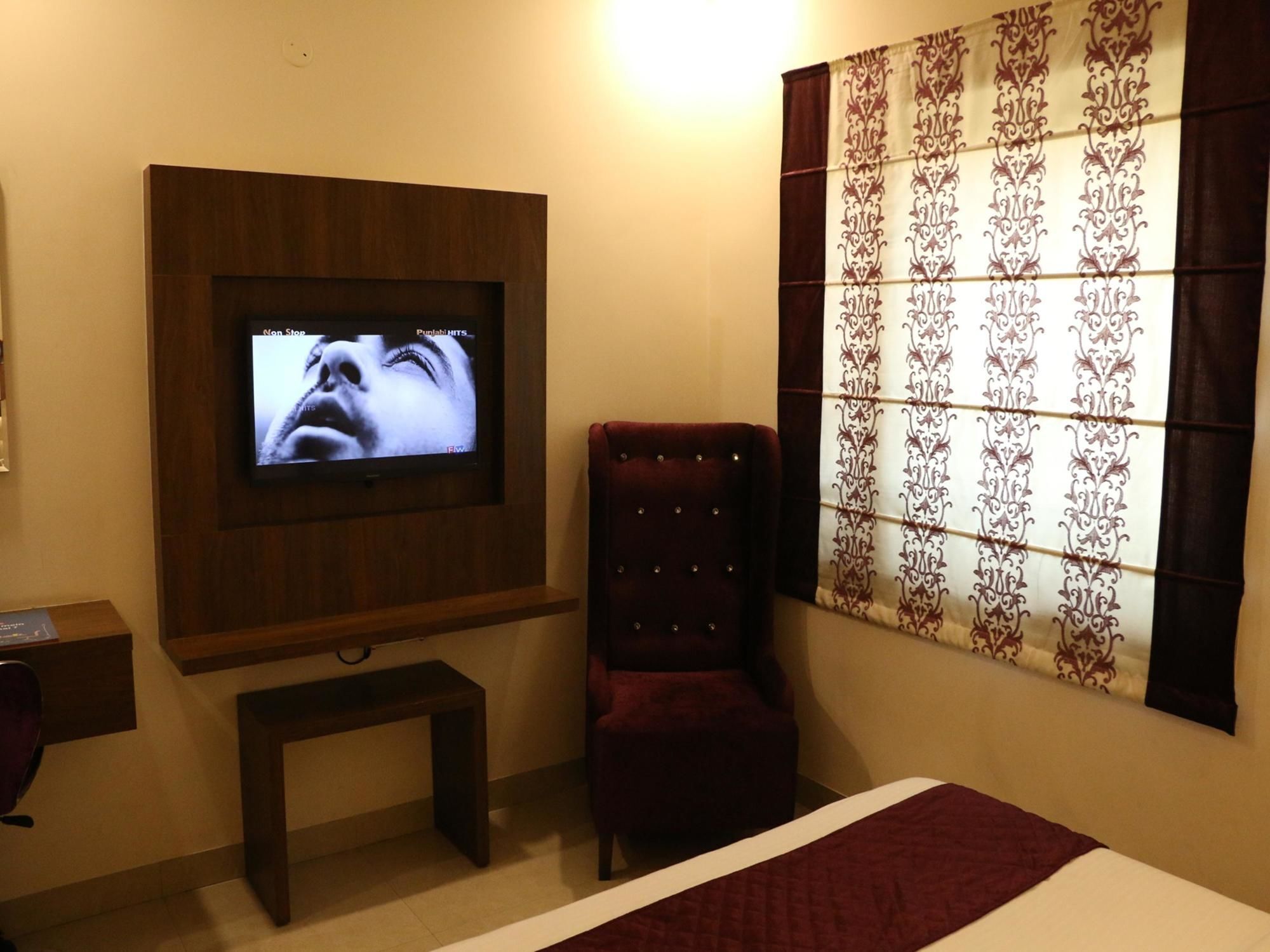 Hotel Rk Grande Ludhiana Esterno foto